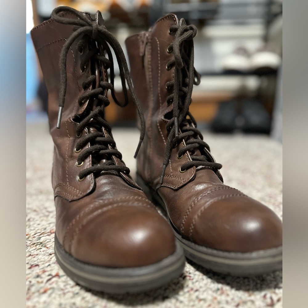 Women’s size 8 brown lace up boots